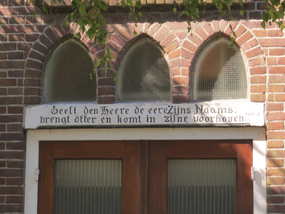 907330 Afbeelding van de religieuze tekst boven de ingang van het kerkje van de Gereformeerde Kerk Vrijgemaakt ...